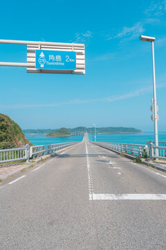 日本の山口県にある角島大橋と快晴の青空