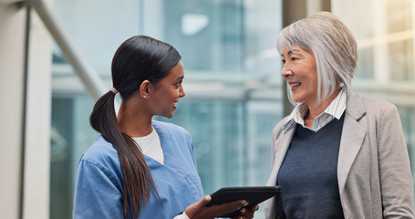Obraz premium Tablet, healthcare and nurse with senior patient in hospital for good news on diagnosis. Happy, discussion and medical worker with elderly female person with technology for treatment plan in clinic.