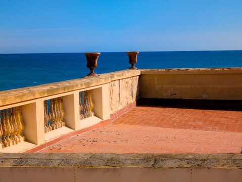 Terraza con jarrones de cer&agrave;mica con vistas al mar
