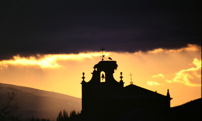 iglesia a contraluz al atardecer
