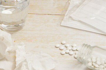 	使ったティッシュに不織布マスクと薬