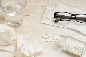 使ったティッシュに眼鏡とマスクと錠剤