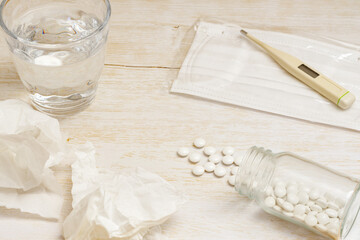 	使ったティッシュに体温計とマスクと錠剤