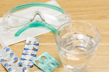 花粉症対策｜眼鏡、水、薬の包装、マスク