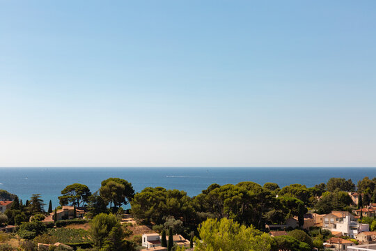 Panorama d'un paysage m&eacute;diterran&eacute;en, horizon de la mer et ciel bleu, Cassis, Provence, Sud de la France