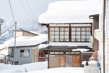 こんもり雪の積もった野沢温泉村の民家 © Chiho Oki