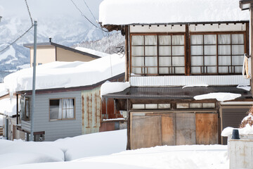 こんもり雪の積もった野沢温泉村の民家 © 千帆 大木