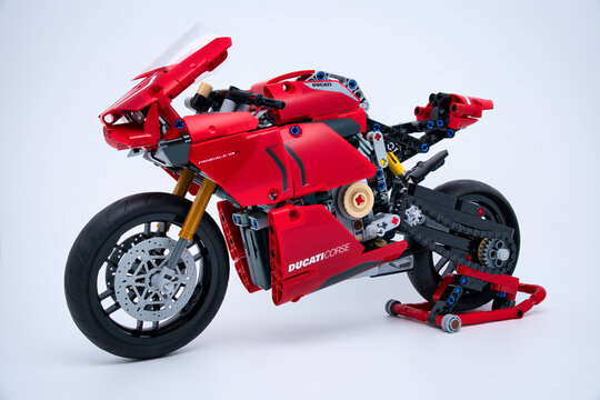 LEGO Technic Ducati Panigale V4 R Motorrad-Modell