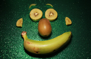 Cara de kiwi y sonrisa de pl&aacute;tano rico en fibra, antioxidante y vitamina c con fondo verde brillante