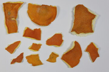 Naklejka premium Various dried orange peel pieces isolated on white background 