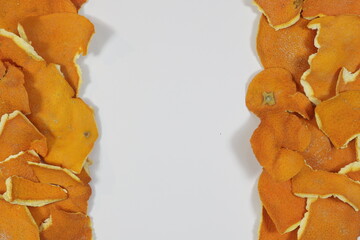 Naklejka premium Orange peels forming frame with copy space on white background 