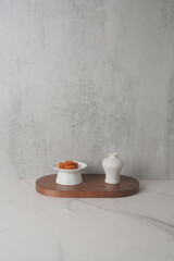 한국 전통 간식 약과와 장식품, 우드 트레이 미니멀 배경화면