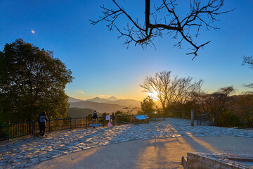 東京都八王子市の高尾山頂(大見晴園地)からの夕景(富士山,山並み,夕陽,観光客など）