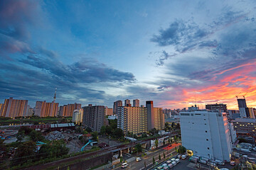 Naklejka premium 夕焼けのスカイツリーとスクラップ置き場