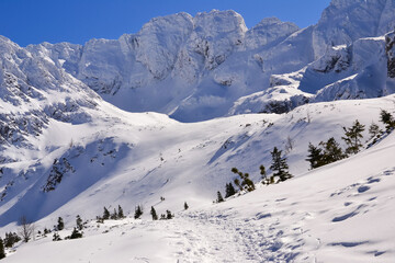 Landscape of Dolina Gąsienicowa valley in High Tatra Mountains in winter, Tatrzanski Park Narodowy, Poland © Aneta