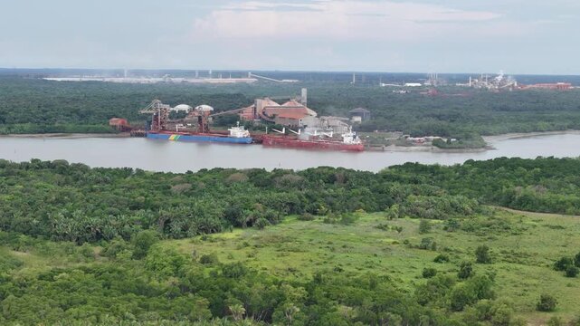 Porto Alumar de graneis em meio ao mangue, Estreito dos Coqueiros, S&atilde;o Luis, Maranh&atilde;o, Brasil.