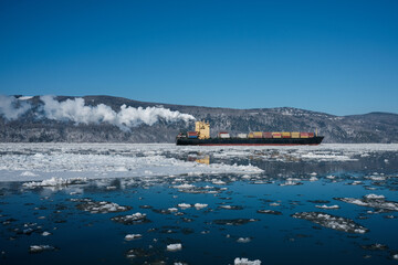Un navire marchand sur la rivière gelée à Charlevoix, au Canada © Pascal Huot