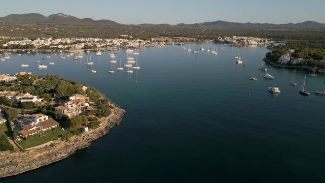 Vista a&eacute;rea de Portocolom en Mallorca con barcos y hoteles en la costa mediterr&aacute;nea