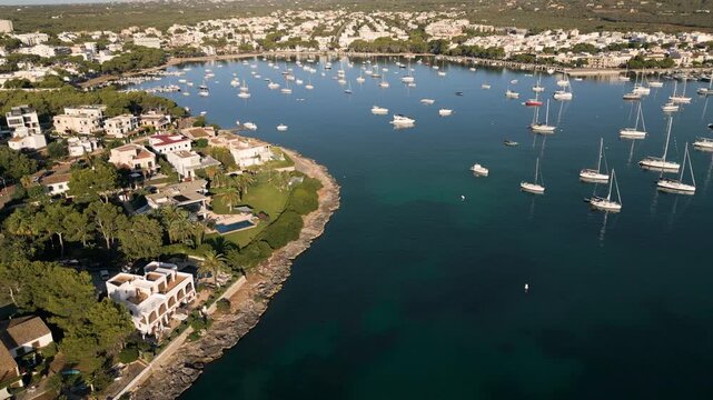 Vista a&eacute;rea de Portocolom en Mallorca con barcos en la costa mediterr&aacute;nea