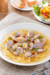 ボンゴレビアンゴのスープパスタとサラダとパンが並ぶ食卓