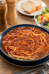 ミートソースの大盛りスープパスタが食卓に並ぶランチシーン