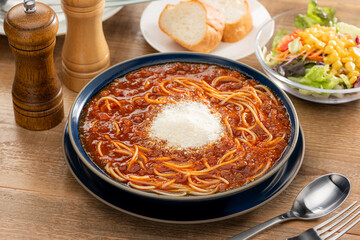 中央に粉チーズをトッピングしたトマトソースのスープパスタ