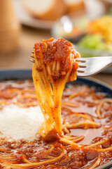 食べる直前のミートソーススープパスタをフォークで持ち上げた瞬間