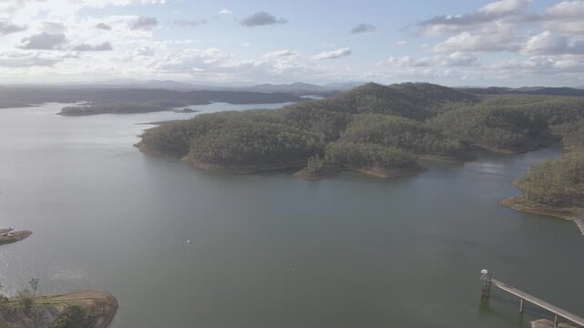 Rotating aerial of Lake Monduran, Fred Haigh dam and mountainus bush