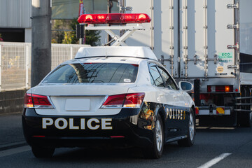 取り締まりをするパトカー