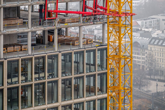 Modernes Hochhaus im Bau mit Baukran