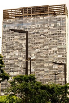 Pr&eacute;dios, &aacute;rvore, poste de rua, viaduto e constru&ccedil;&otilde;es da cidade de S&atilde;o Paulo. 