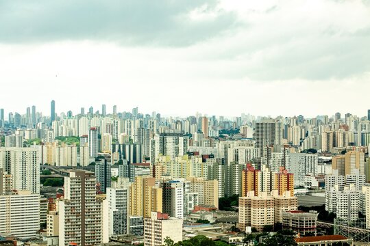 Pr&eacute;dios, casas e ruas da cidade e c&eacute;u ao fundo. 