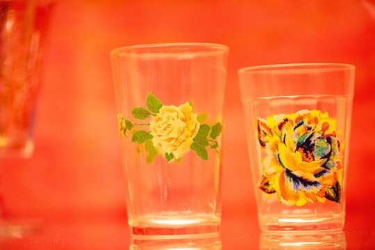 Copos de vidro decorados com arte de flores. 