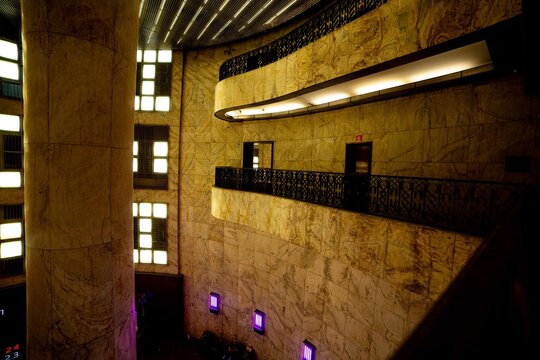 Mezan&iacute;no, grade, parede e colunas de m&aacute;rmore em interior de pr&eacute;dio antigo.   