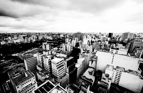 Pr&eacute;dios, edif&iacute;cios, casa, carros, avenidas e ruas da cidade de S&atilde;o Paulo. 