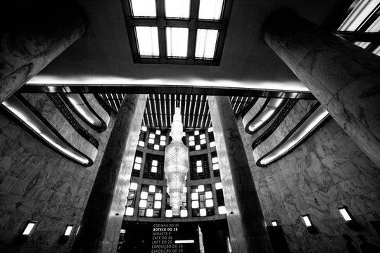 Teto, lustre de cristal, colunas de m&aacute;rmore e janelas em interior de edif&iacute;cio de constru&ccedil;&atilde;o cl&aacute;ssica. 