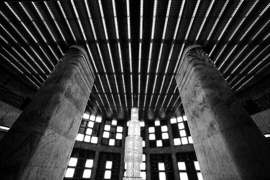 Teto, lustre de cristal, colunas de m&aacute;rmore e janelas em interior de edif&iacute;cio de constru&ccedil;&atilde;o cl&aacute;ssica. 