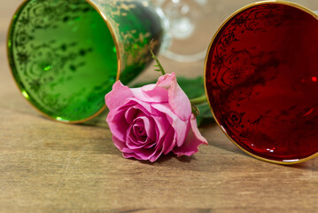 横たわるピンク色バラとベネチアングラス