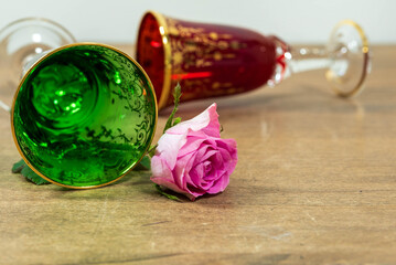 横たわるピンク色バラとベネチアングラス
