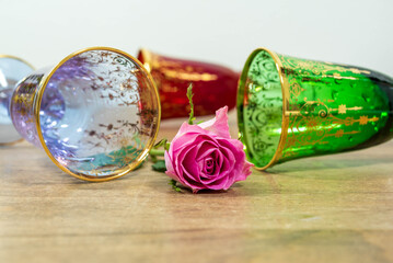 横たわるピンク色バラとベネチアングラス