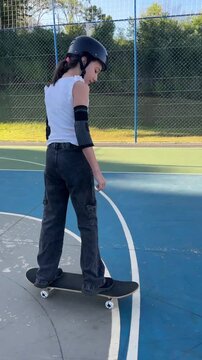 garota com skate praticando esporte ao ar livre 