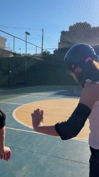 garota com skate praticando esporte ao ar livre 