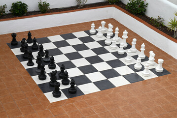 &Eacute;chiquier avec ses pi&egrave;ces dans une cour de maison