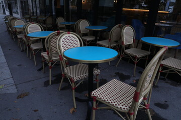 Tables et chaises dans un restaurant