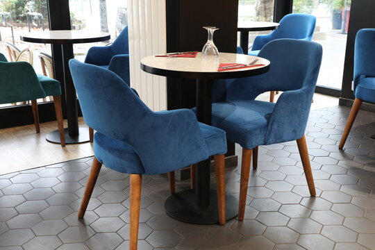 Chaise et table dans un restaurant moderne
