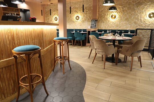 Salle &agrave; manger avec des tables et des chaises