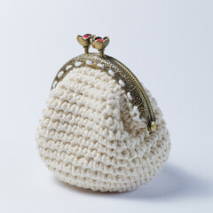 Petit porte-monnaie en fil crocheté et vu de profil © Hervé Rouveure