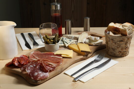 Plats vari&eacute;s de charcuterie et fromage au restaurant