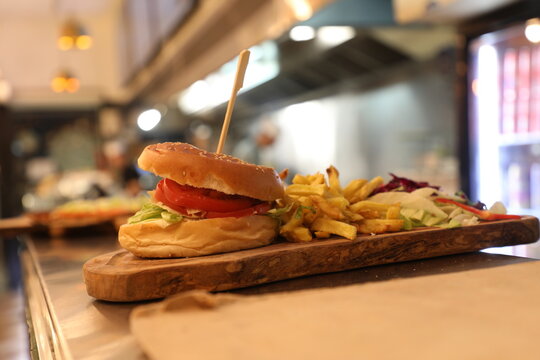 Nourriture fast-food avec hamburger et frites