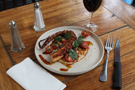 Plat de brasserie avec poulpe et tomates